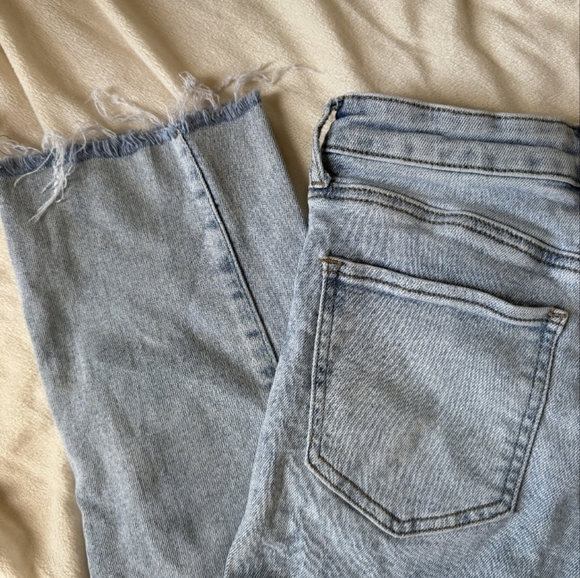 Guess Cropped Light Blue Ankle Jeans - Picture 7 of 7